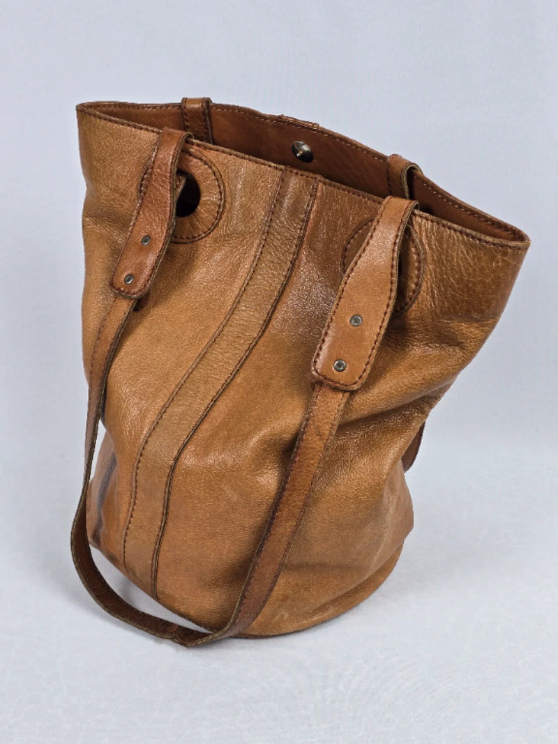 Дамска кафява кожена чанта тип bucket bag / shopper с дълги дръжки